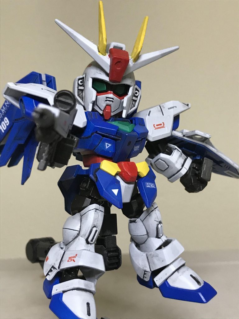 頭部は アースリィーガンダムの物を
使用しました。
アンテナは フリーダムガンダムの物を
使用しました。