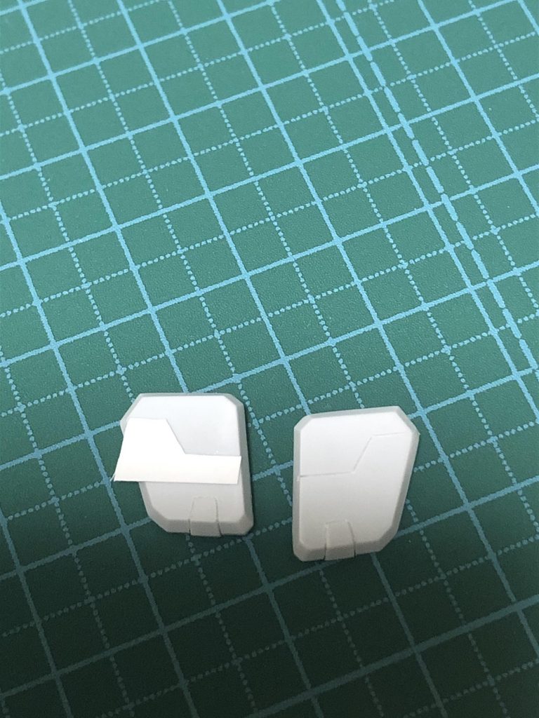 肩アーマーに差し掛かり、ようやくプラ板0.2mmを使用してのスジボリを開始。

気づくのが遅過ぎた…