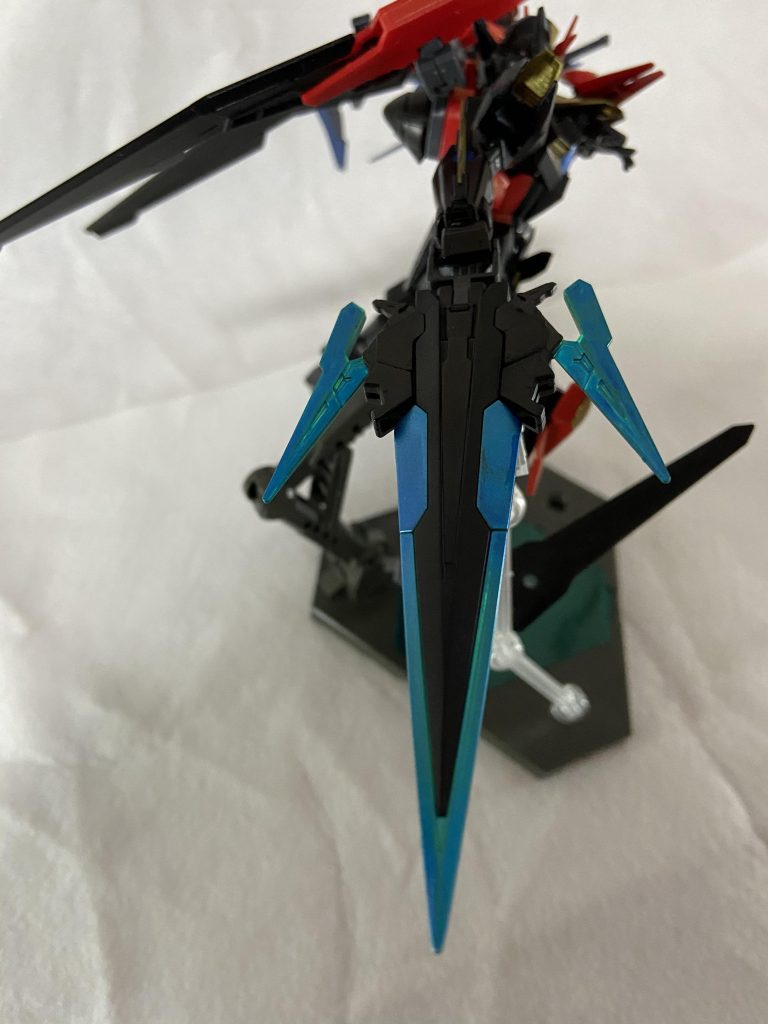 メインウェポン、ブラスターカタール
GNソードⅣの組み換えで作っています
武器としてはカタールとして使用の他、ビームライフルとしての機能も持っており砲口が3つあります