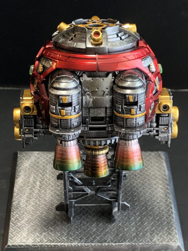 内部フレーム背後から。アイアン色とドライブラシをかけたコントラストとゴールドが明暗でうまくマッチした様に思います🤗また台座にモールドデカールを施した事でドック感が出てジオラマの様な感じになり自分でも気に入っています💫