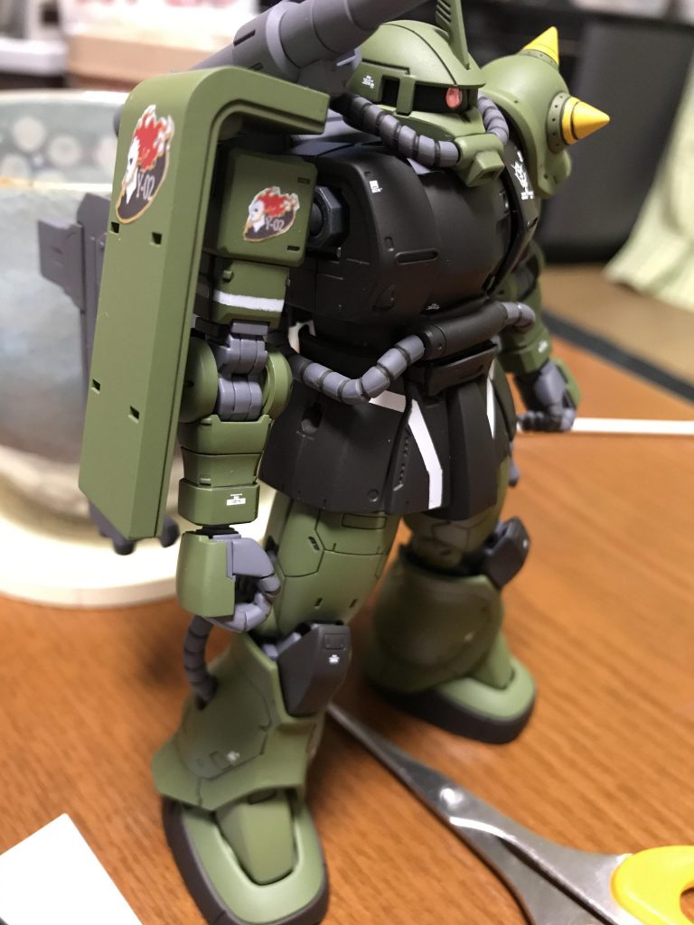 製作途中。もう完成としようかなと思っていた所、胸部のパーツがコミック3巻ではC5ベースで作画されていたのですが、コミック4巻ではC6ベースになっているのに気付いて急遽パーツを集めて塗装しました。シールドの黒い文字も忘れています。