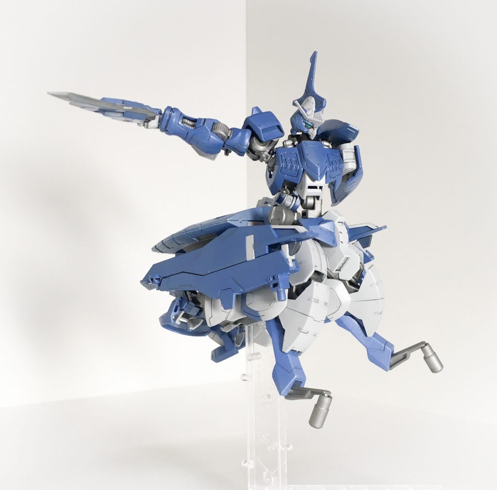 トルーパー形態
キマリストルーパーのものと同一の可変機構を再現した形態。
性能自体に遜色は無いが、武装が違うため突撃軌道がすれ違うようなものでなければ効力を発揮し難い。