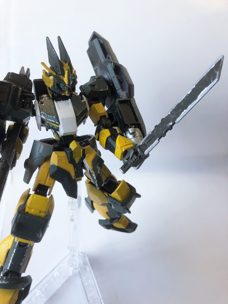 コンバットナイフ近接戦の予備兵装取り回しのいいよう短く作られている。右肩に収納可能