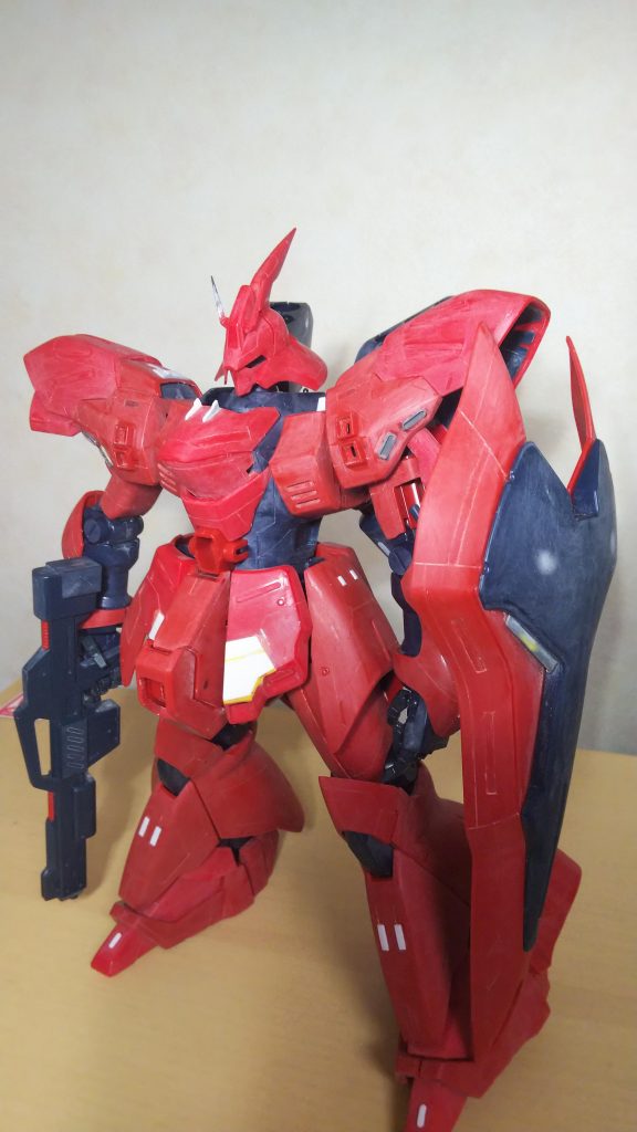 プロポーションは変えていませんがほぼ全身にスジボリを施し、プラ板(白部分)とディティールアップパーツ(肩、シールド)によるディティールアップを施しました
写真はサフ前、ヤスリがけ後です
右の頭部アンテナは折れてどこかにいってしまったのでランナーから削り出しました(ToT)