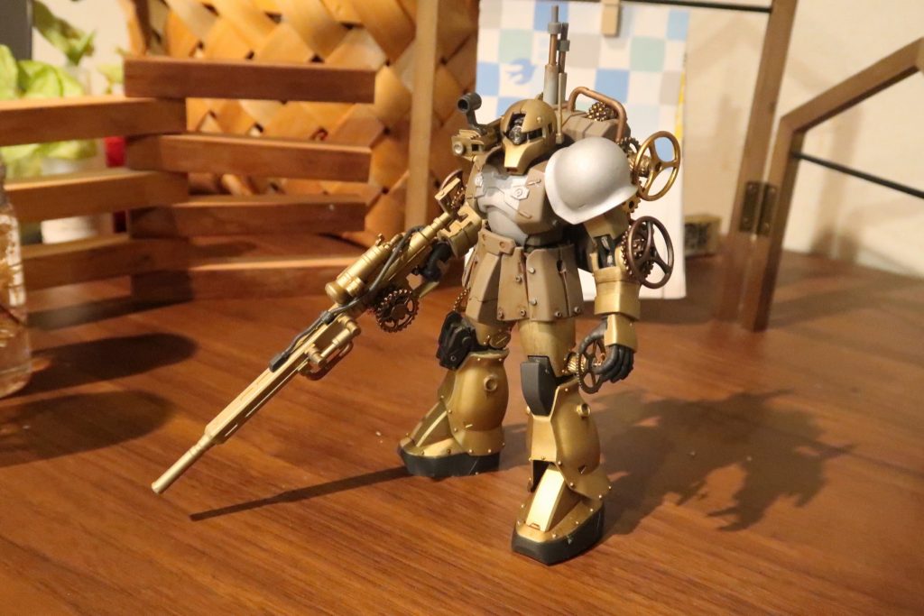 黄色のパーツはガンダムマーカーゴールド、銀色はガンダムマーカーシルバー、それ以外は差し色のカッパーと整形色仕上げに艶消しをスプレーで拭いています。適度に汚しもマーカーで入れました。