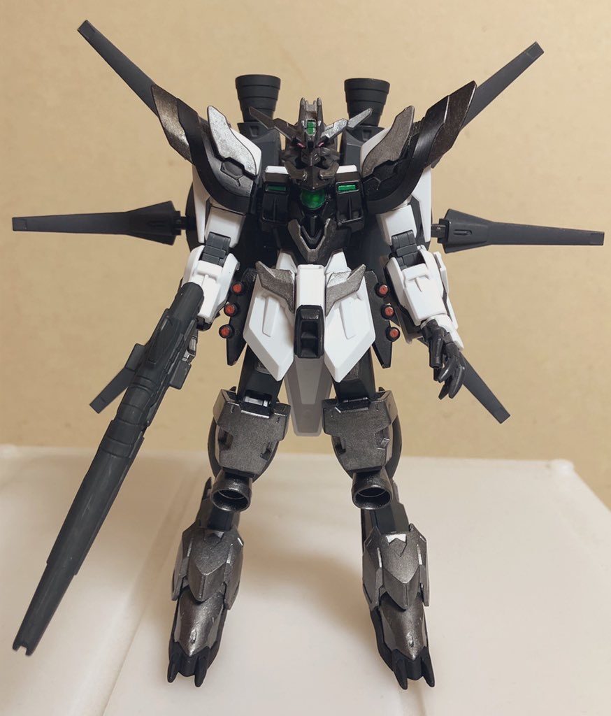 カラーリングや見た目から禍々しい機体に仕上げています。