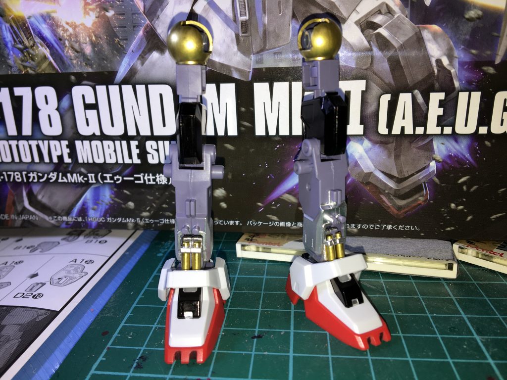 脚部フレームはブラック、ゴールド、シルバーで塗装。