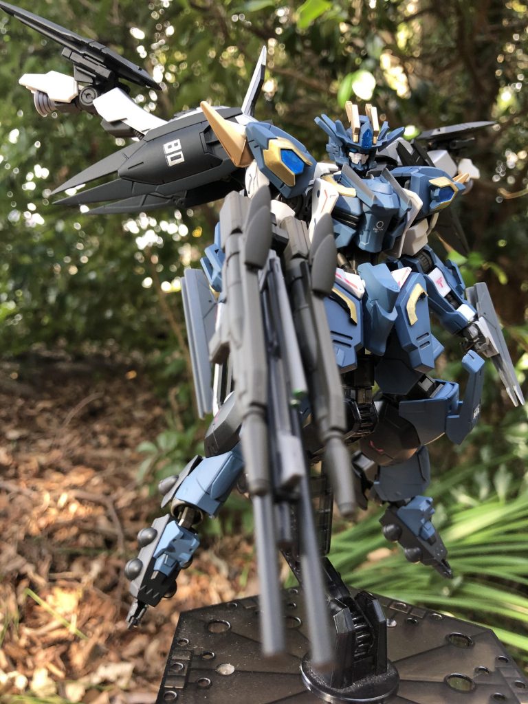 武装①:6連装ライフルです。
3丁のライフルに分離できます。
（4連ライフルの両側にライフルが1丁ずつ合体してます。）