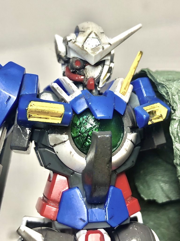 〜胸部〜
胸のGNドライブのクリアパーツはひび割れの再現の為、実際にマスキングテープでパーツが飛ばないようにして、
*ペンチで割ってみました。*

一応失敗時に備えてジャンクパーツから同じパーツを用意してからやったのですが、一発目で良い感じに成功しました。