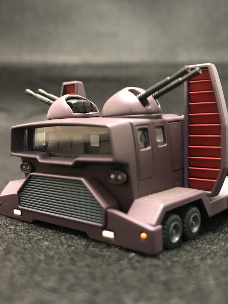 ヘッドライトの裏に光を反射するようにシールを貼った位です。機銃の先端を開口。