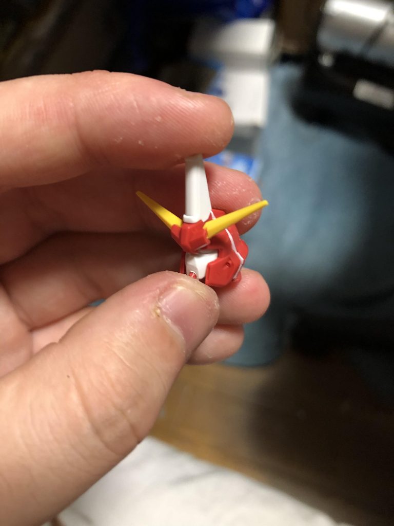 悪魔でも個人の感想なんですがこのセイバーなんか顔がブサイクなんでとにかく色々加工しました……
前に突き出しすぎた顔を削ってあんまりにも縦長な顔だったんで横に延長してやったりと……
記憶の中のセイバーもっとイケメンだった気がするんでアニメのイラストググッてみるとなんというかこんなだったっけ感が凄かったですね。
絵を立体化させるのがいかに難しいかを考えさせられるキットです……