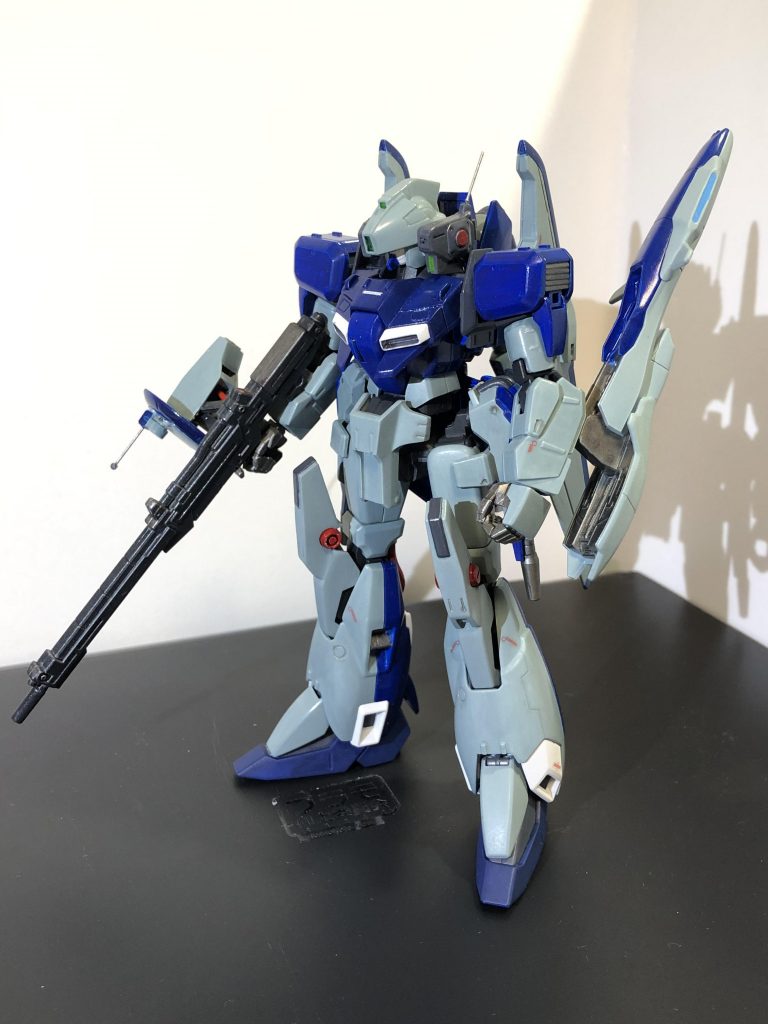 頭部は高性能カメラ装備型に換装されており、膝部に有線インコム、ビームライフルは精密射撃と索敵能力、僚機への情報並列機能を補強する為の高性能レドームが増設されたタイプとなっています。