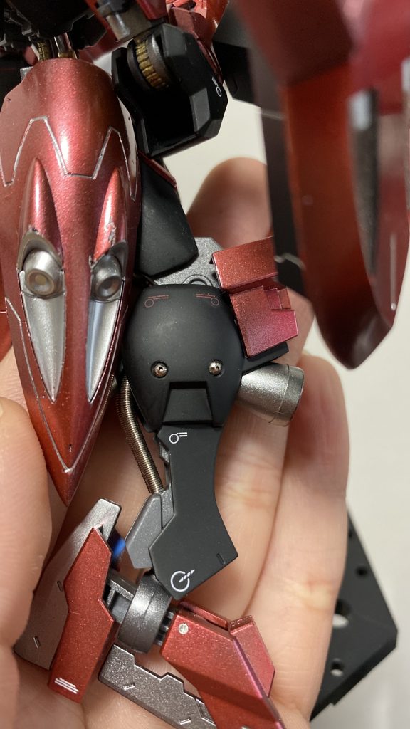 ふともものメタルパーツですが、これは身近な物を使ってて…