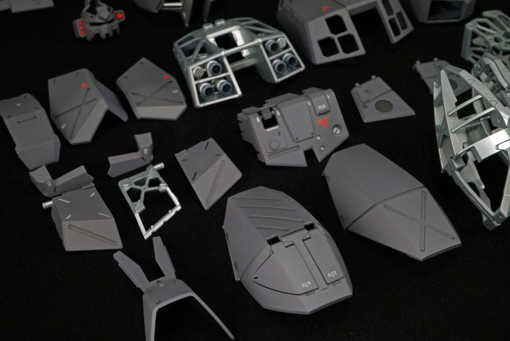 チョバムアーマーは内部フレームをガンクローム、外殻をミディアムブルー（調色）で塗装しました。