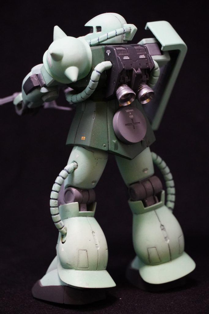 背中はメタルバーニアと予備マガジンを付けます。