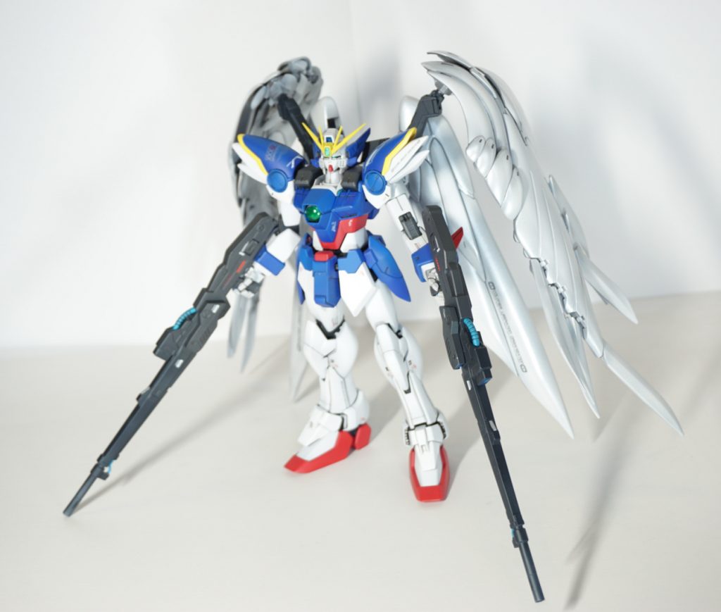 自立するように、アンクルアーマー裏にカットした針金を敷き詰めて、瞬着パテで固定し錘としました。完成後に気づいたので大変だった。最初から足に錘入れると良いと思うよ。