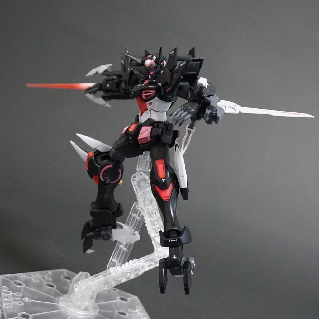 ビームサーベルを構えて