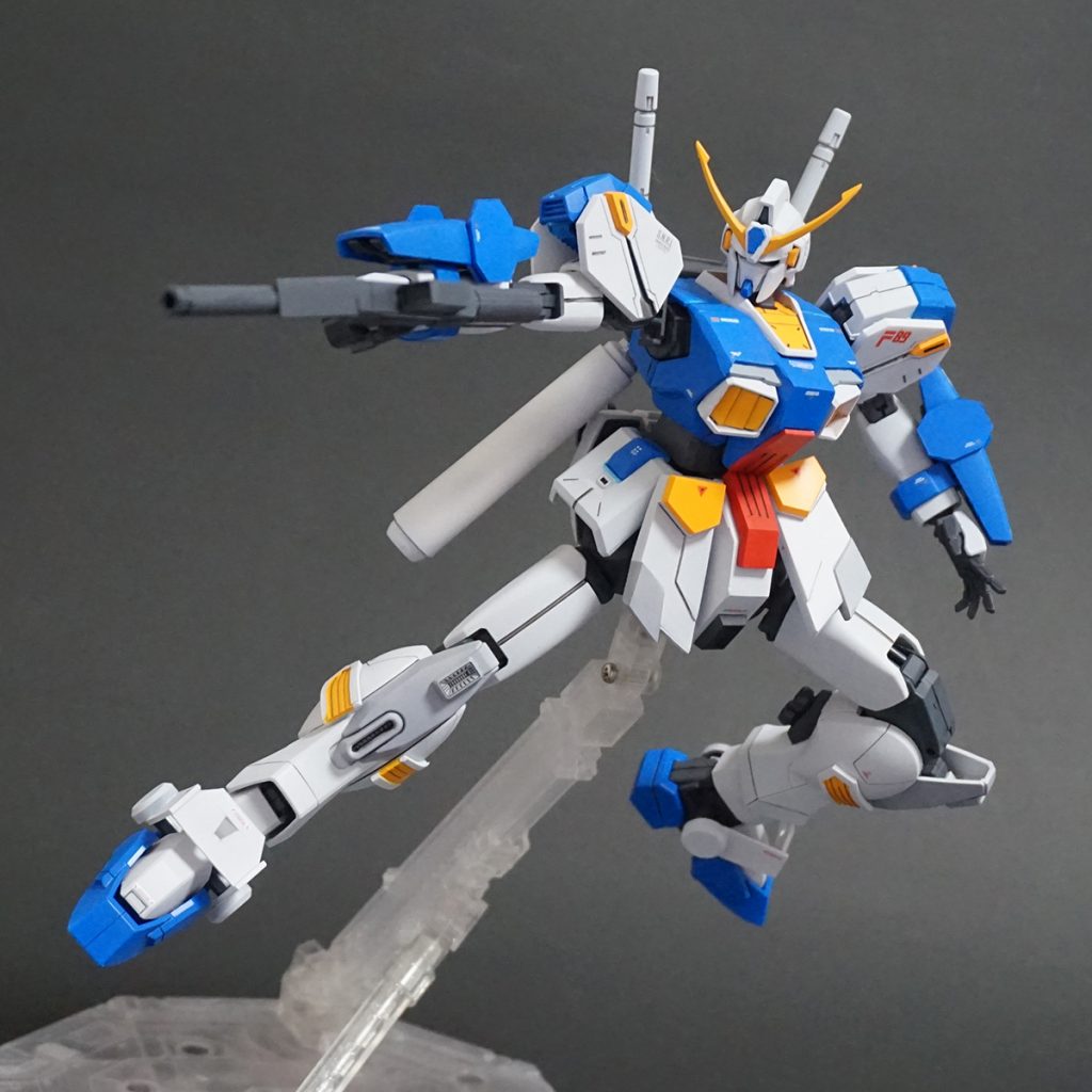 ビームサーベルを構えて