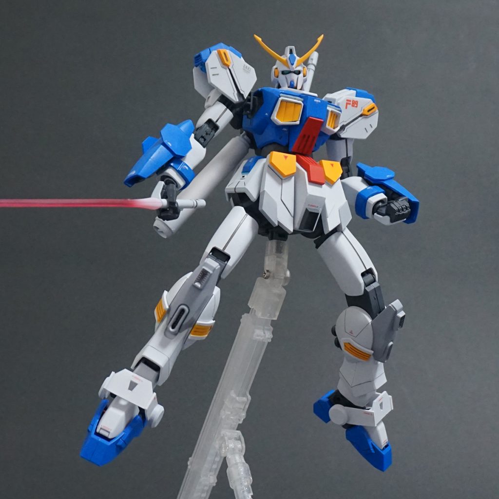 ビームサーベルを構えて