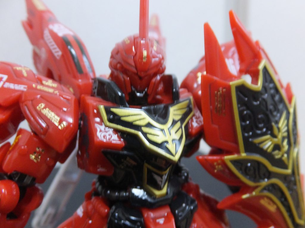 中世の騎士のような外観がとてもカッコイイです。胸やシールドのエングレービングがさすがバンダイです。