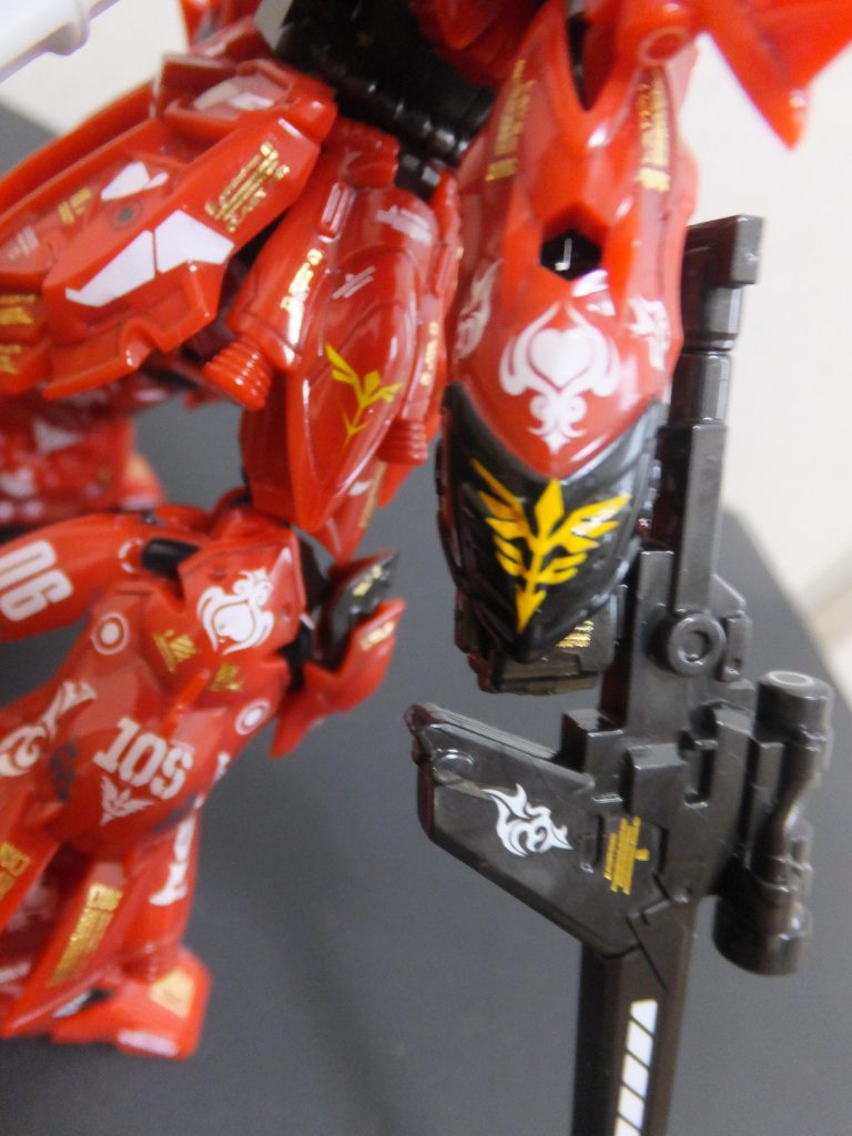 「袖付き」の所以たる袖の紋章が、残念ながら黒一色であったため、上からデカールを貼付して再現しました。