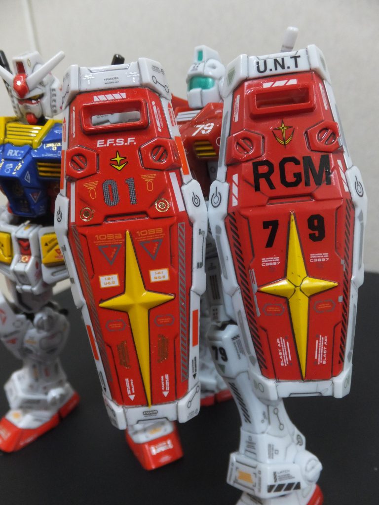 目立たないところですが「量産型」の雰囲気を出すためにシールドがガンダムより一まわり小さくなっています