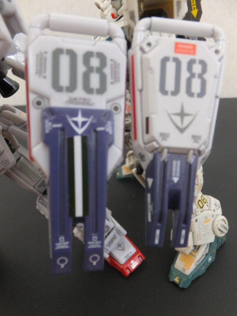 右はＥｚ８のシールド。陸戦型ガンダムの方が一回り大きいです。