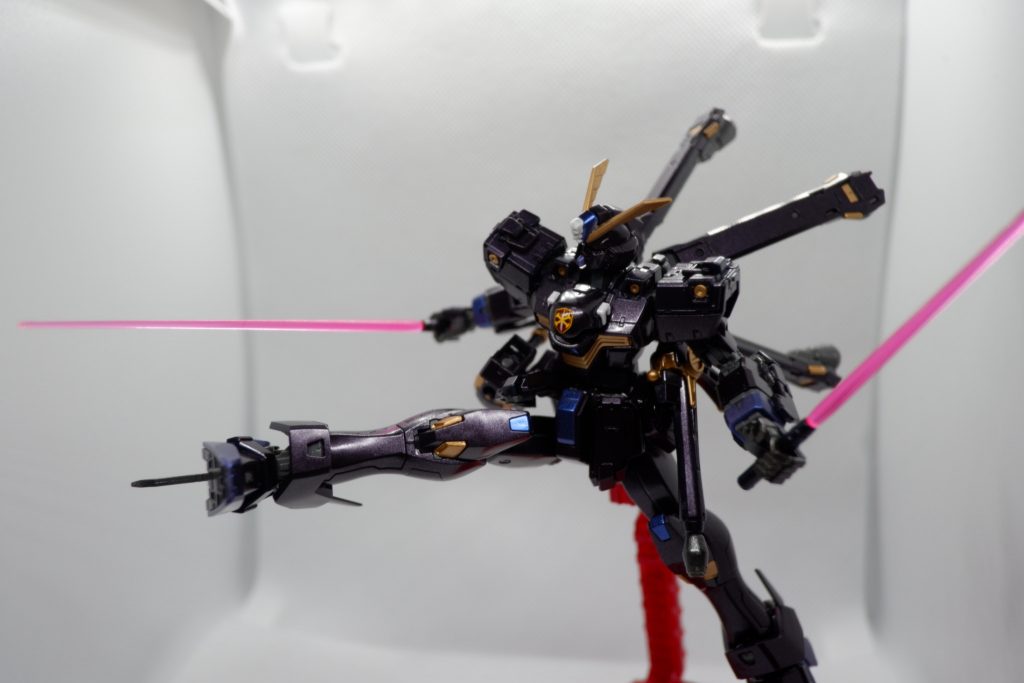 ビームサーベル、ヒートダガー。
ザビーネはあまり足癖悪いイメージはありませんがポーズが決まるのでとらせたくなります。