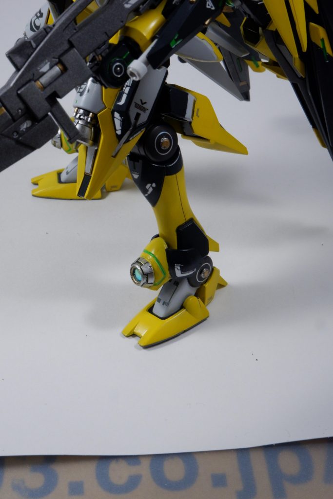 黒塗装部分には白デカールやホログラムデカールをぺたり
間接箇所はリベットを埋め込んだりバーニアを変更したりしてディテールアップしてます