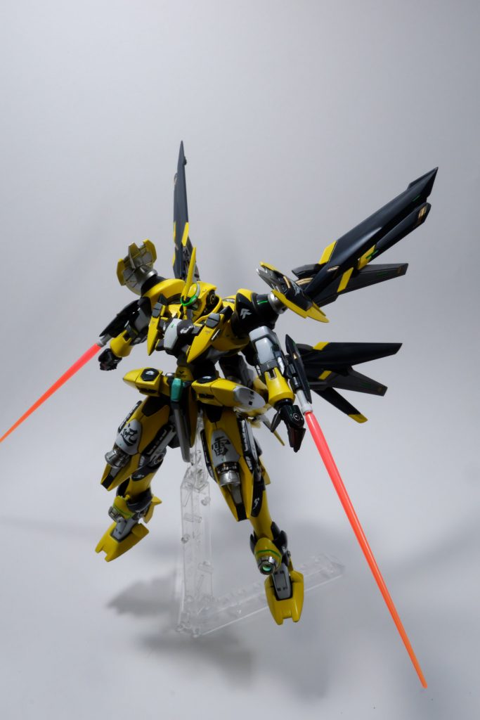 両腕にはジンクスのシールド基部+鉄血のモビルワーカーのパーツでビームサーベルの基部を作製