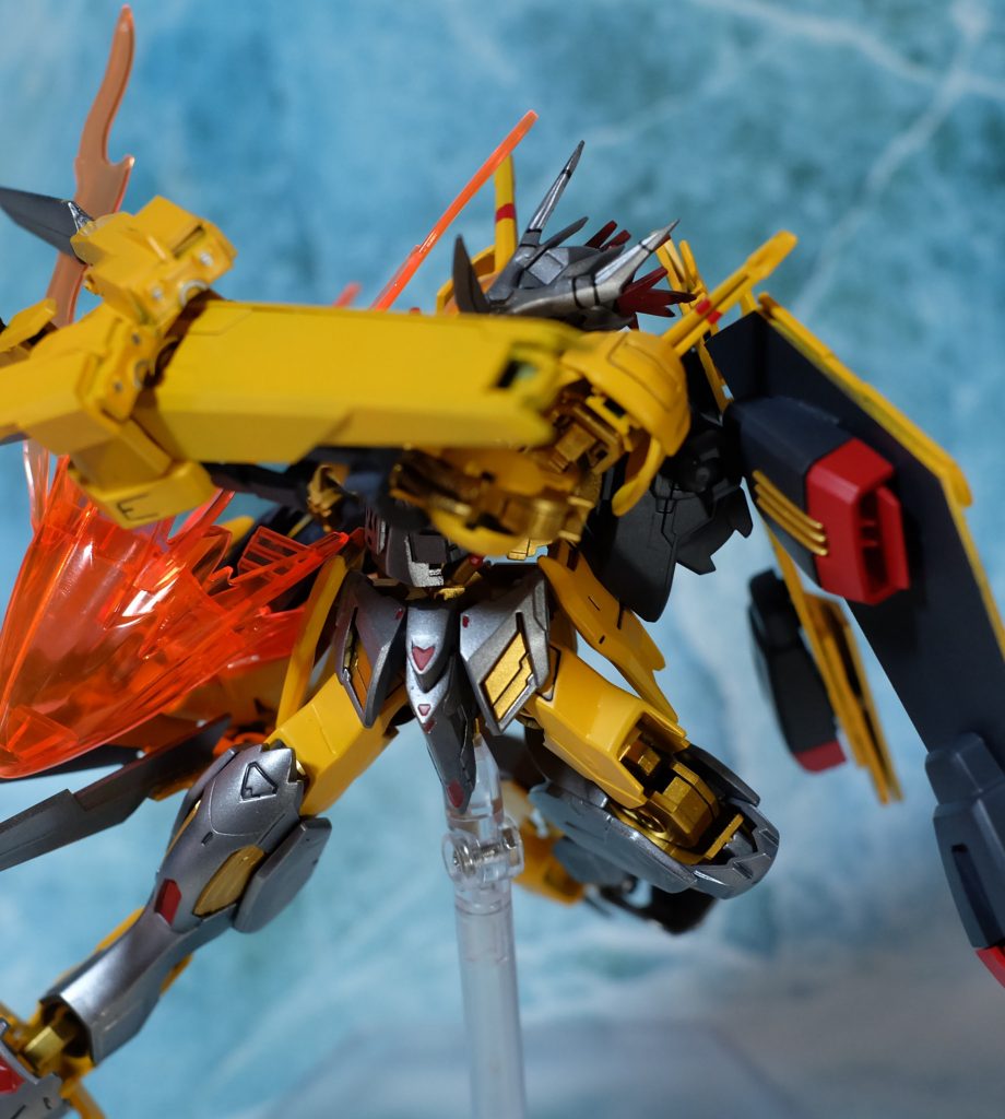 アクションは結構決まりやすいんですが、腕が単間接なのはガンダムフレームの弱点ですね。その分肩回りは良く動くんですが。