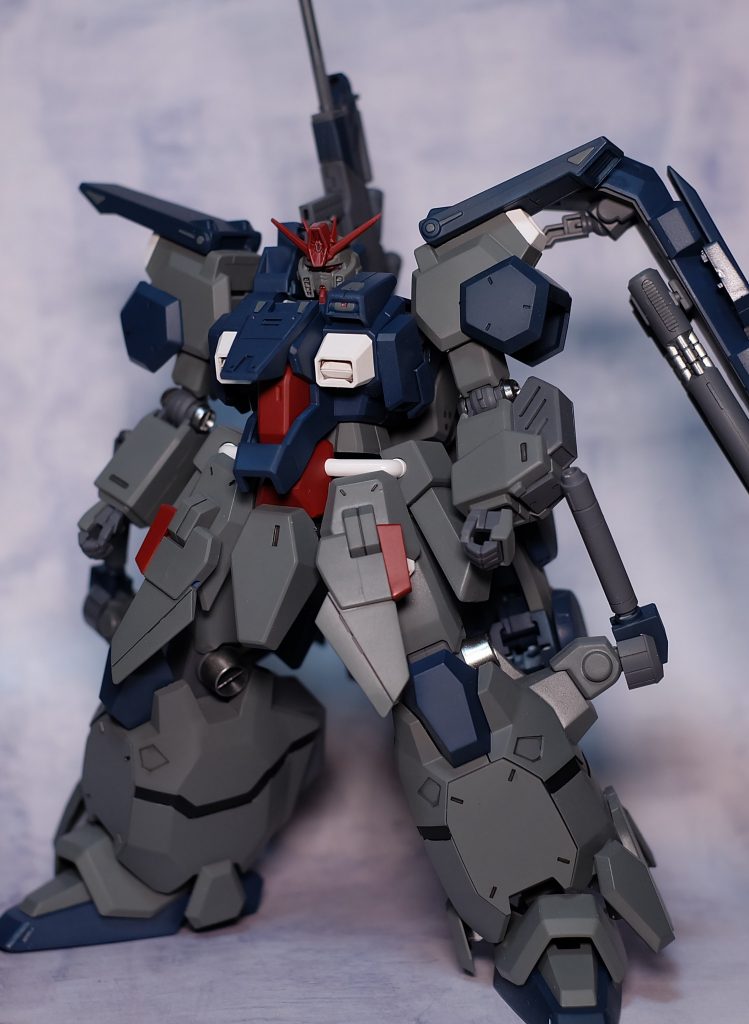 とりあえずZZから火力の強化につながりそうな装備を移植。
ダブルビームライフル→シールド
ハイパービームサーベル→脹脛
頭部ハイメガ
正面から見ると装甲も相まって鈍重そうなイメージになりますが