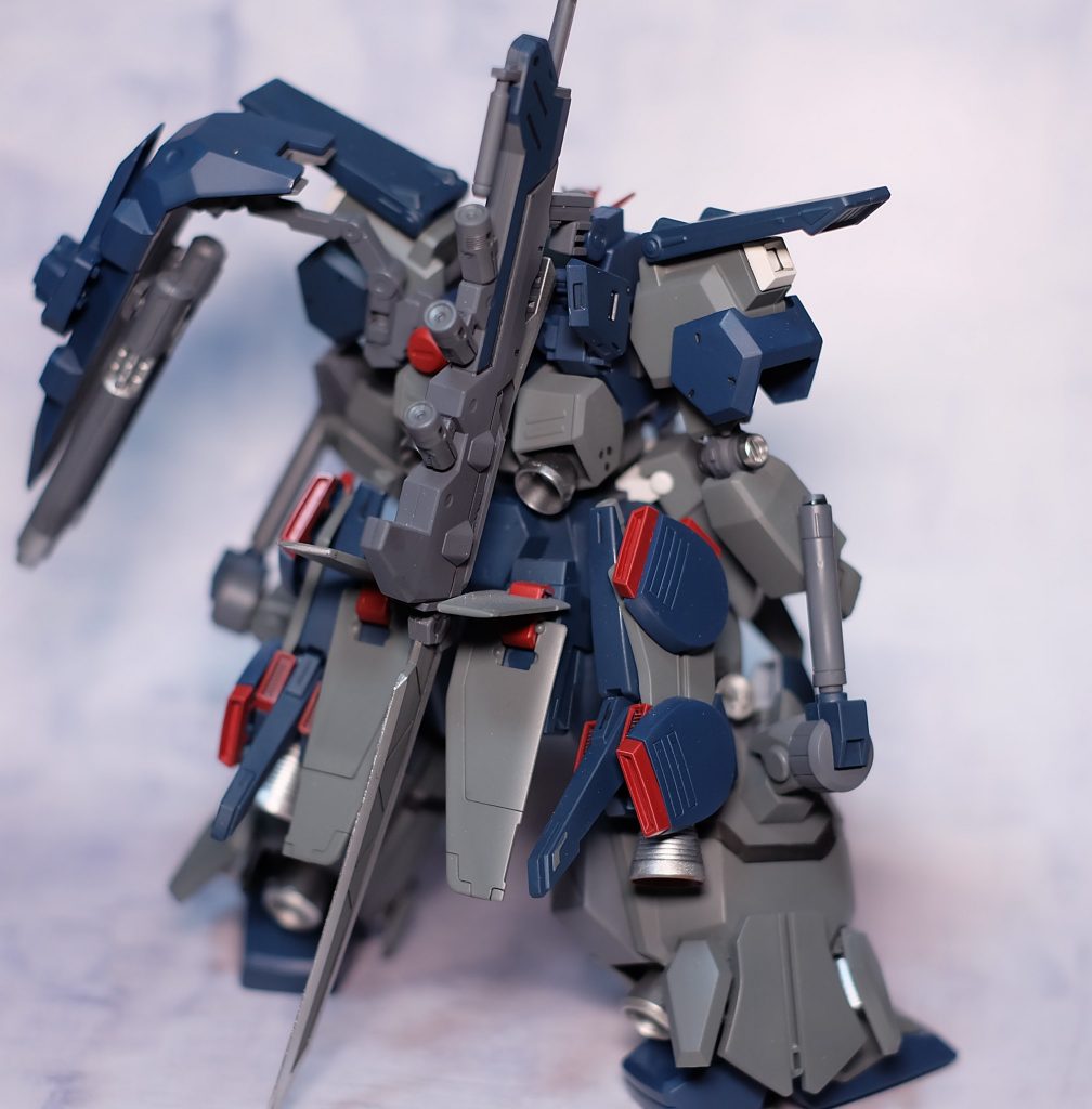 背面のスラスター量は尋常ではなく、
この巨体でも難なく高機動戦闘が可能と思われます。
運動性はともかく、加速性はすごい。