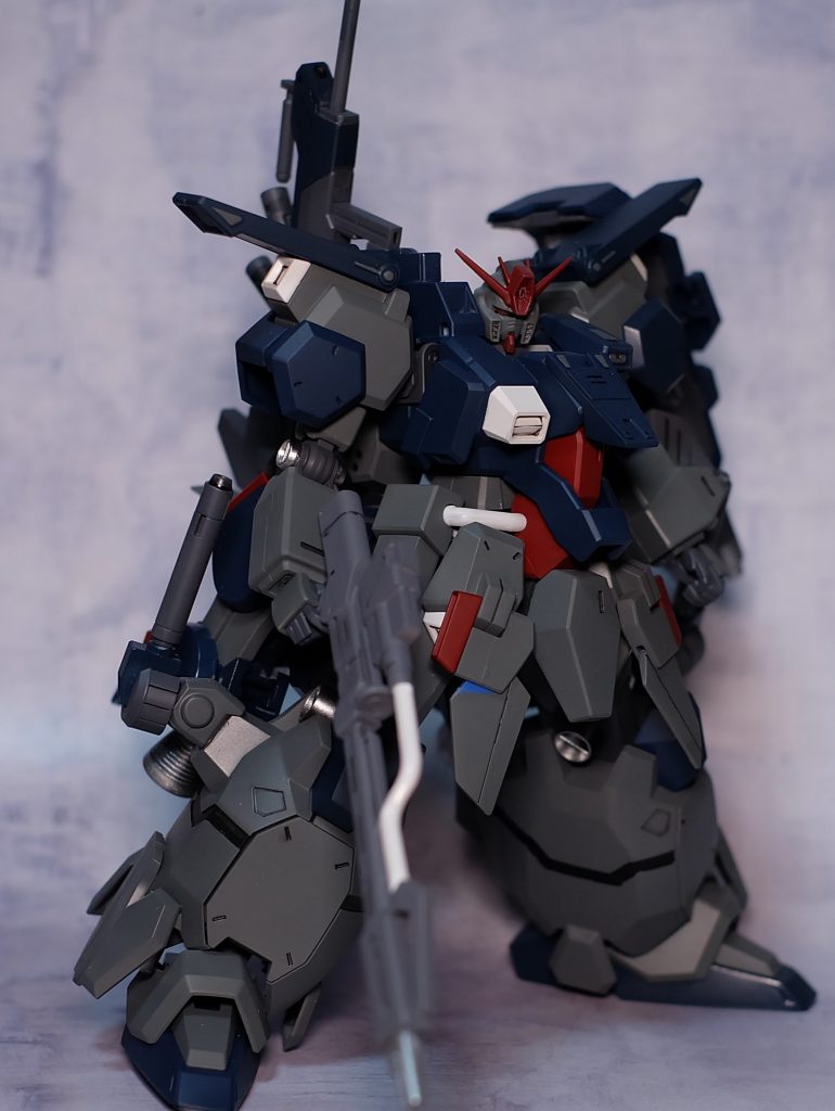 手持ち武装にはロングレンジライフル。
下部はグレネードランチャーを装着可能。