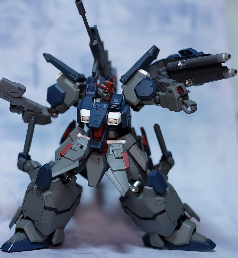 可動式シールドの裏にはダブルビームライフルの砲身を移植。射線の確保も容易。