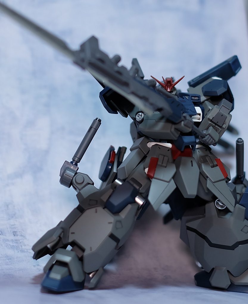 メイン武器の超大型ヒートブレード
MSの全長を軽く超える巨大な実剣。
その重量から繰り出される一撃は赤熱化していない状態でも容易にMSの装甲を叩き切る。
仮に、装甲が無事であったとしても、フレームをはじめ、内部構造に深刻なダメージを与えることは想像に難くない。