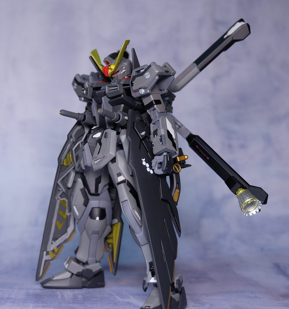 ストライカーシステムを介することで装備される本機の特徴的な装備である、フルクロスユニットとクロスストライカーV2。
本来は肩部に装備される増加装甲ユニットであるフルクロスを腰部に装備することで大型武装の取り扱いを容易にすることが目的であり、防御力よりも運動性の向上に主眼を置いている。