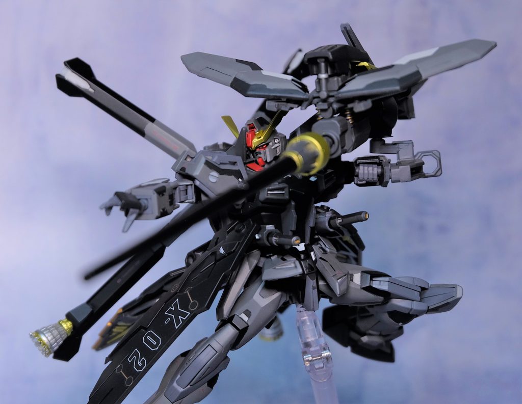 シールドショットランサー。
ランサー部分にはジェネレーターが内臓されており、先端からはビームサーベルを形成することが可能。
この武装こそが対フルクロスの要である。
高速で射出されたランサーはビームコート、ラミネート装甲といったビーム兵器対策を打ち崩し、先端から発振されるビーム刃はPS装甲を切り裂く。
質量兵器とビーム兵器二つの性質を同時に発動することで、堅牢な守りを誇るフルクロスを一撃で葬ることが可能になる。