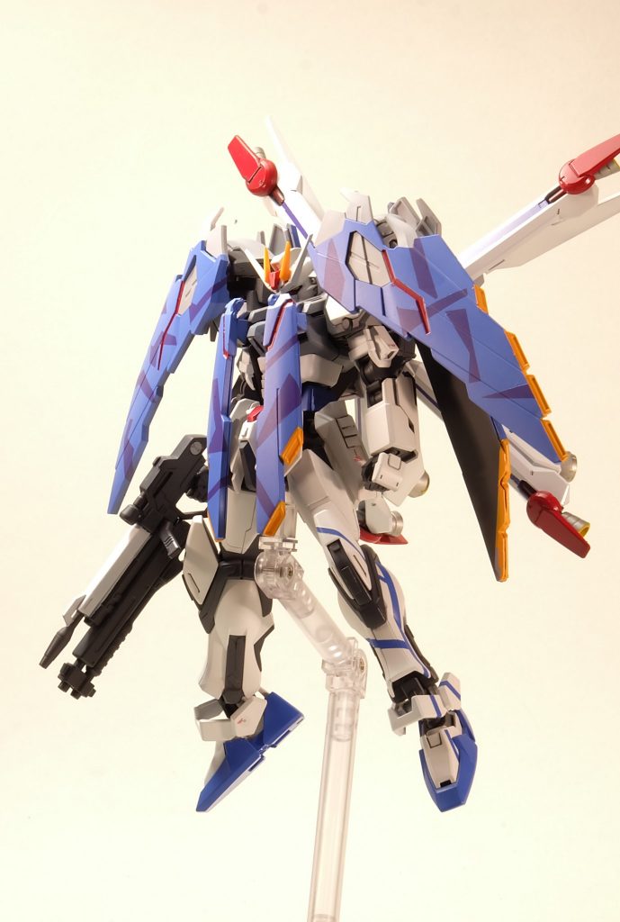 クロスストライクフルクロス
更にフルクロスユニットを装備した形態。
ラミネート装甲に覆われたフルクロスユニットにより対ビーム能力が大幅に向上し、機動性も大きく向上している。