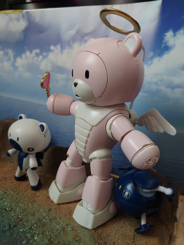 ガンダムベース限定のプチッガイ&ハロとともに。これは、東京出張のときの娘へのお土産です。大喜びでした………………!!(´・д・`)。