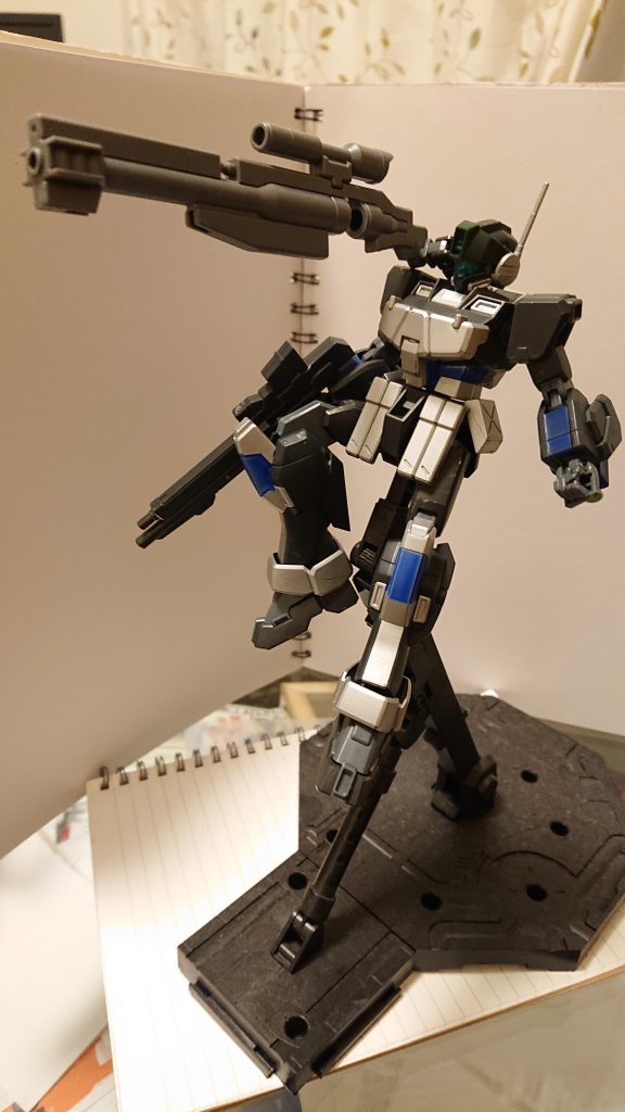 目玉の武装はバックパックに装備した大口径ビームライフル(仮)です。
画像ではしてませんが、額のバイザーを降ろしてロックオンできる仕様になってます。