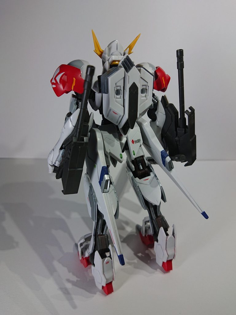 バックショットです。

ガンダムフレームもシルバーとブラウンとで塗り分けしました。雑誌のデカールのほかこれまでに作ってあまったデカールも使ってます。