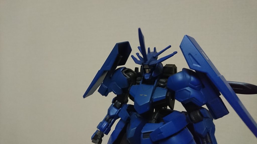 頭部は角多め。センサーとして機能するものと飾りのものが混在。
肩にシールドユニット。