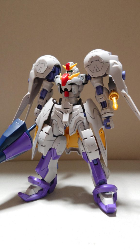 アーマーを装着し、頭部を展開して重装形態に。
名前の由来の白騎士に相応しい姿になります。
この形態ではグングニルと右腕部に装着したビームソードを使用する。