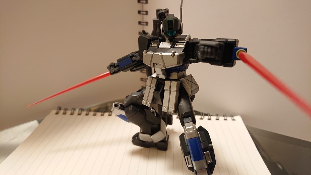 また、両腕にはレオパルドの肩部を改造して作ったトンファーを装備してます。
近接戦はこれで対応し、長距離戦はバックパックのビームライフルで……というイメージです。