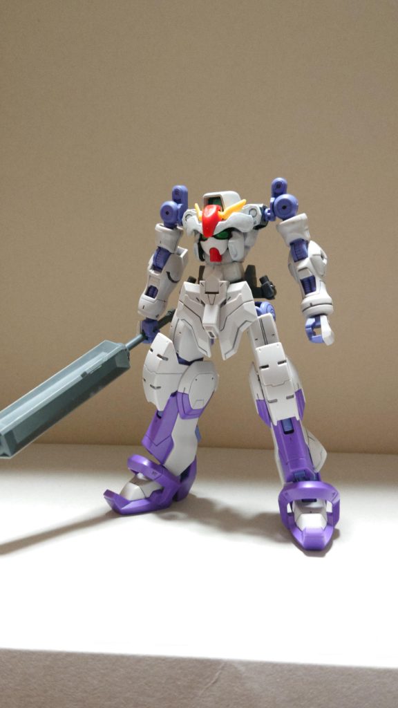 軽装形態。
この形態ではクラブを使用して戦う。
セラフィムの頭部とボディにキマリスの左腕、トルーパーの右腕と脚、ヴィダールの腰を使用して制作しました。
アンテナを短くし、ボディをヤスリで削って白に塗装。
フェイスパーツはプラ板で制作しました。
名前のヴァイスリッターはドイツ語で白騎士を意味します。