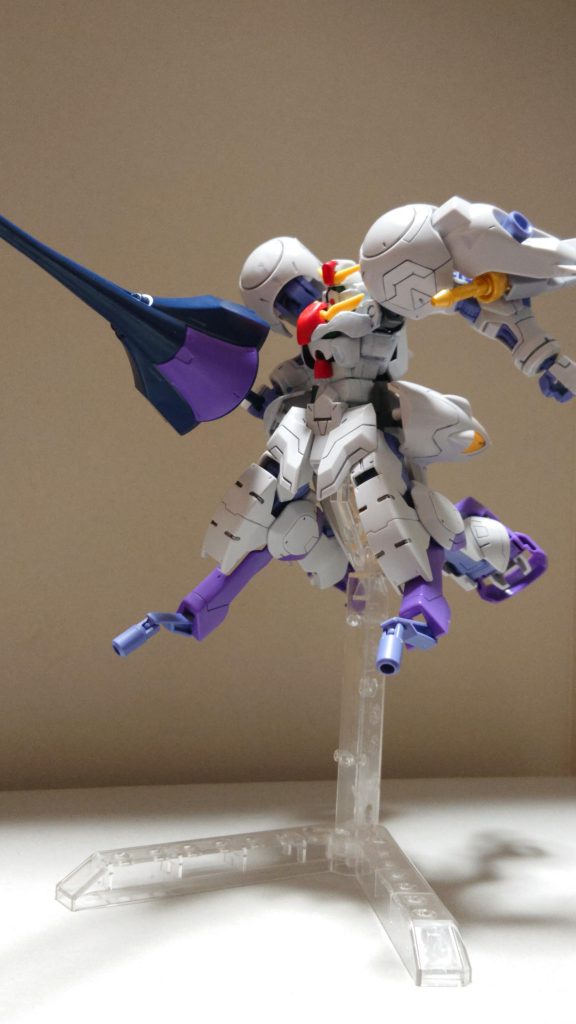 脚を展開してケンタウロスモードに。
腰部ブースターを使用して高速で敵に突貫する!