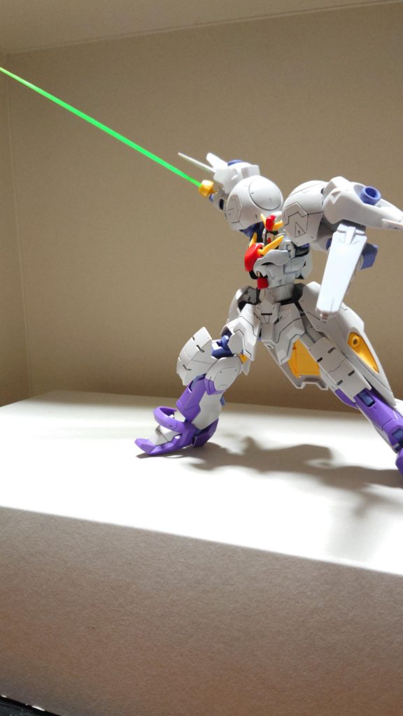 ビームソード抜刀時は鞘がシールドになります。