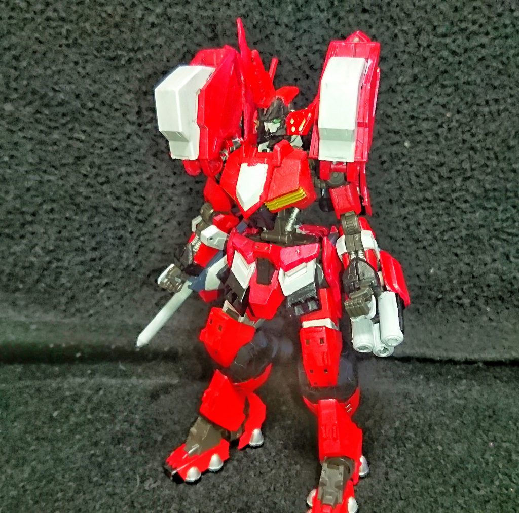 はい。というわけで「鋼鉄の孤狼 鉄血風」をよりアルトアイゼンに近づけました。前作では武装各種が有り合わせだったので、ステーク、クレイモア、マシンキャノンと、より再現しました。