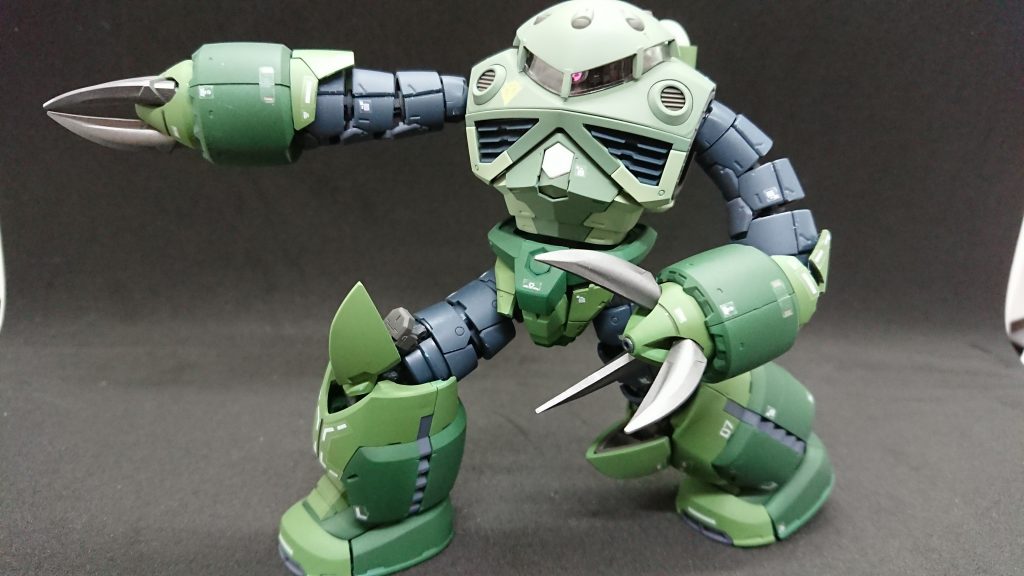 流石の可動域。でも塗装剥げそうで動かすの怖いです。